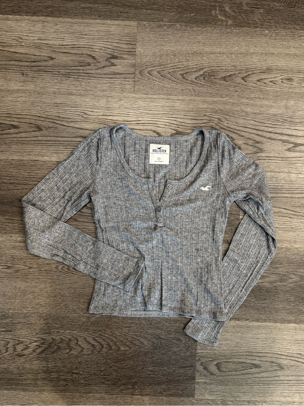 Like new basic snap henley top